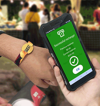 Persona pagando con cashless para eventos